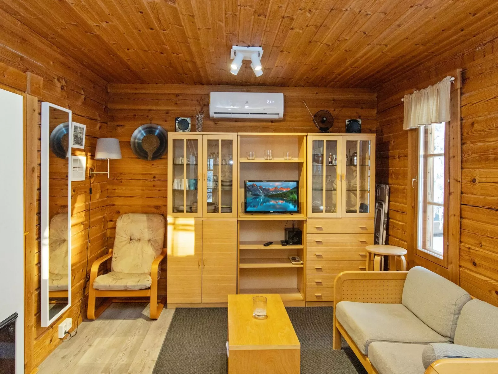 Ressipysäkki 1-Inside