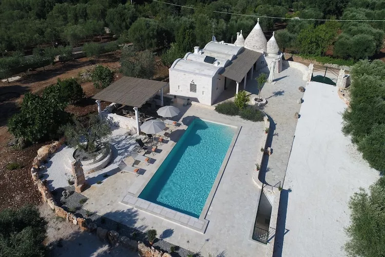 Villa Trulli dell'amore mit beheiztem Pool in Ostuni-Außenbereich Sommer