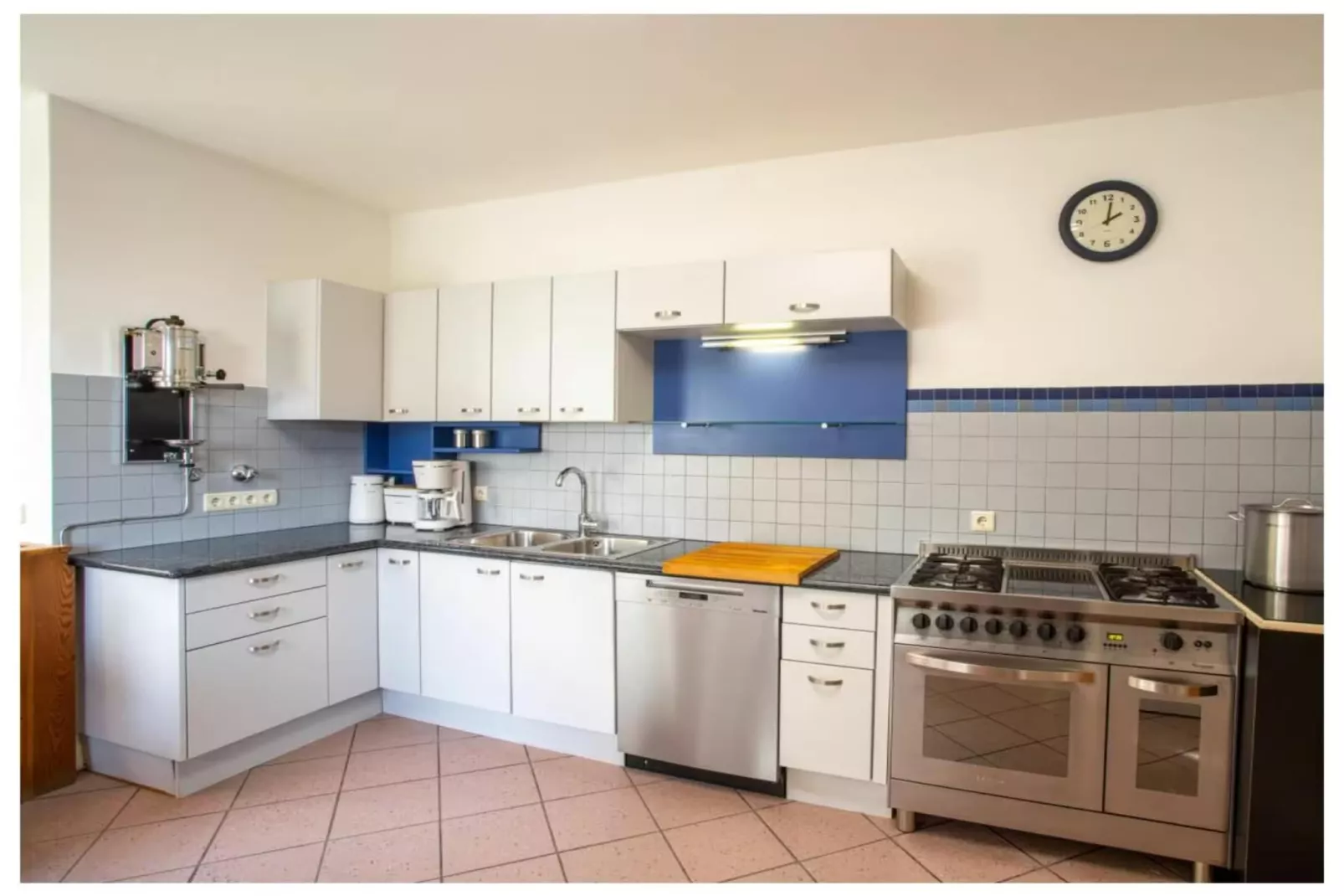 498211-Kitchen