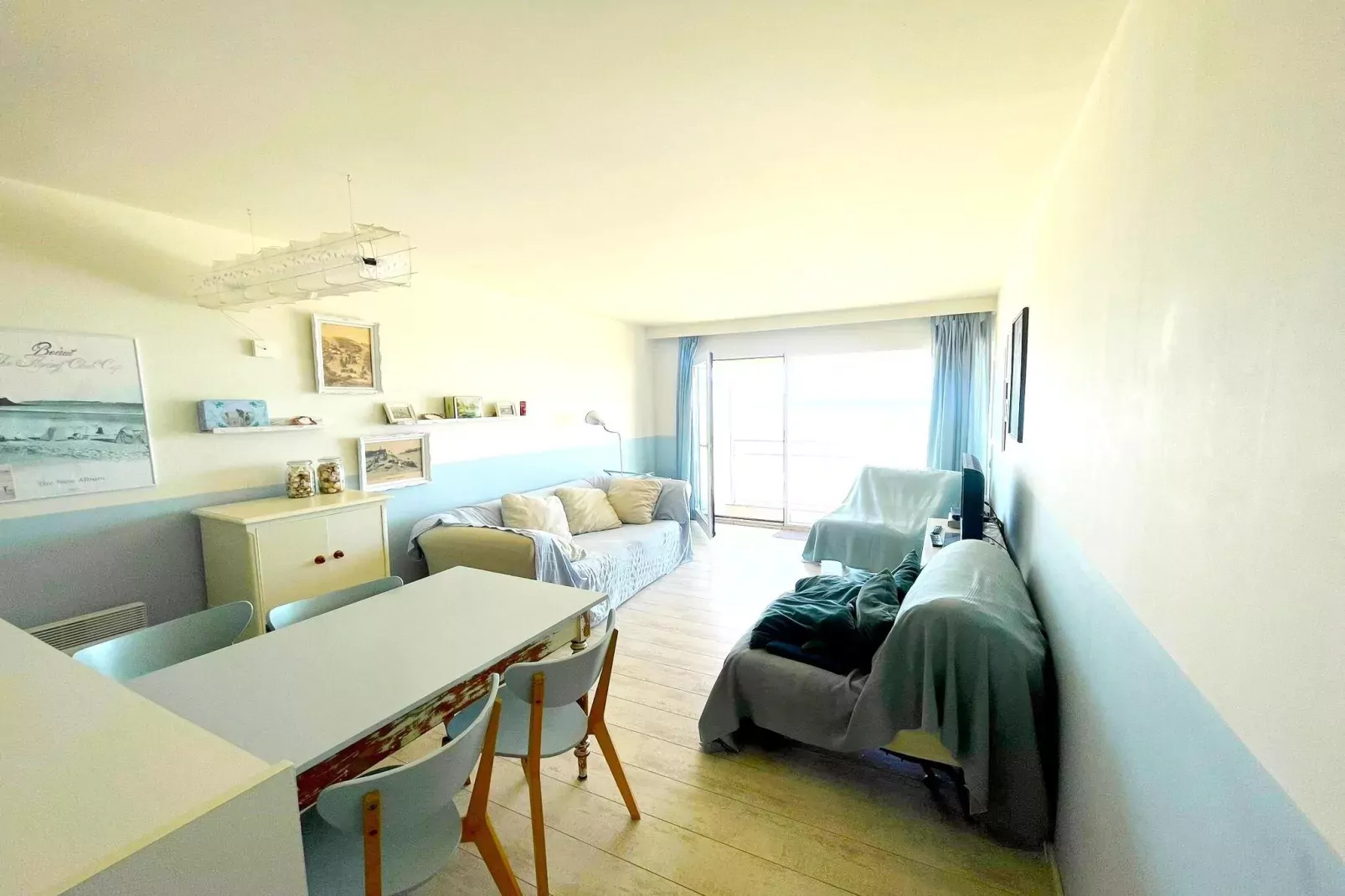 DARWIN2 0803/ D8-Living room