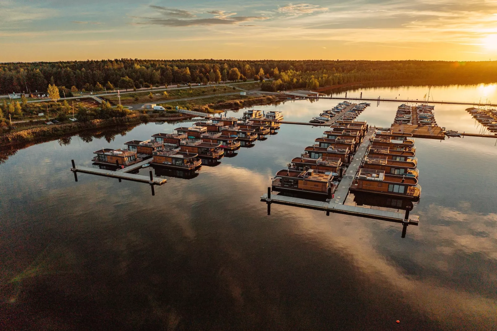Hausboot am Bärwalder See-Gebiete Sommer 1 km