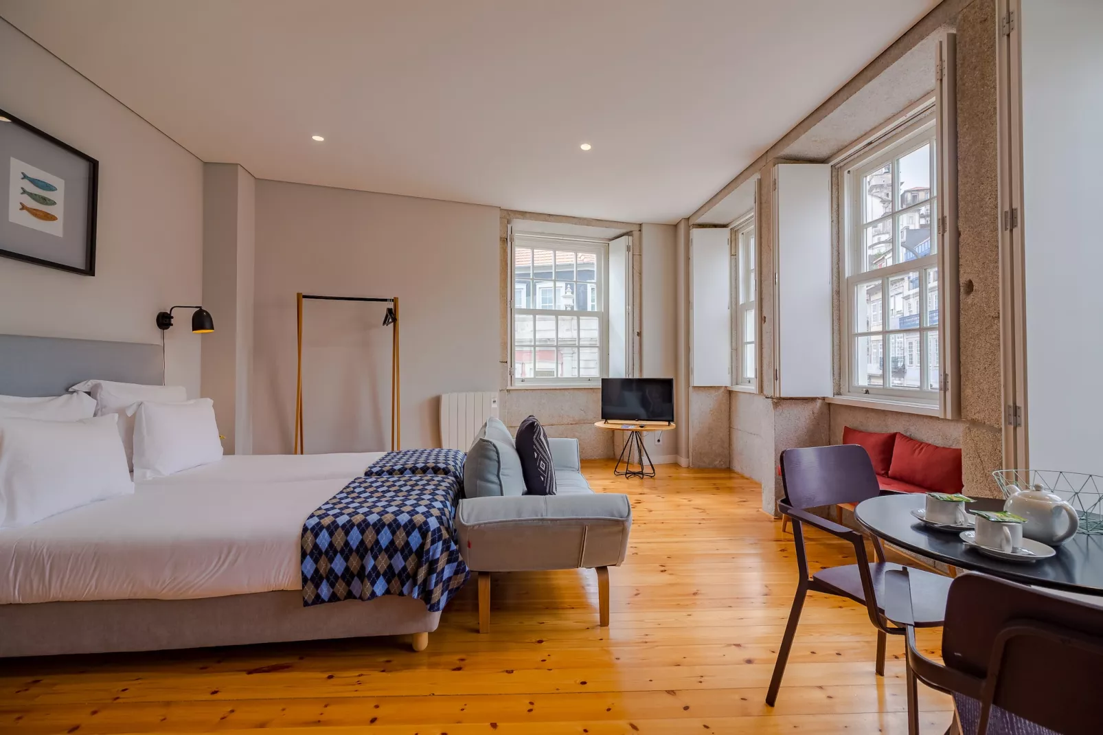 YOUROPO - City Center 4-Bedroom
