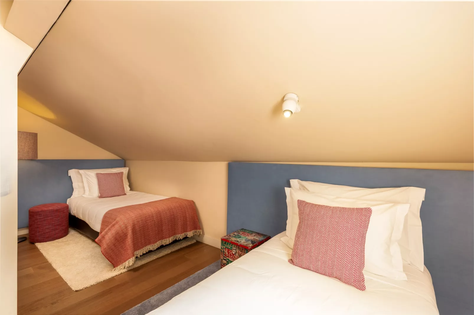 YOUROPO - Bolhão 4D-Bedroom