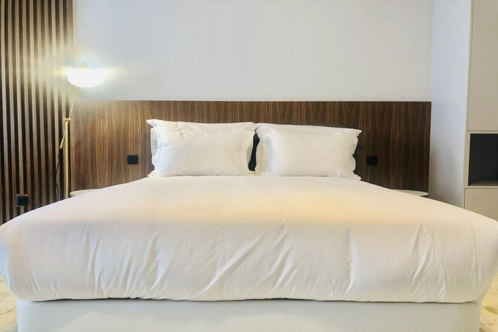 YOUROPO - Downtown 2B-Bedroom