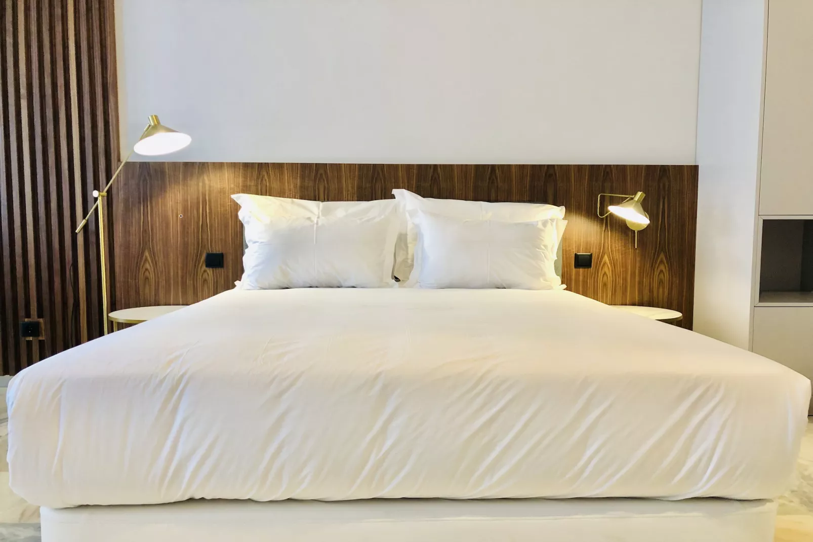 YOUROPO - Downtown 2A-Bedroom