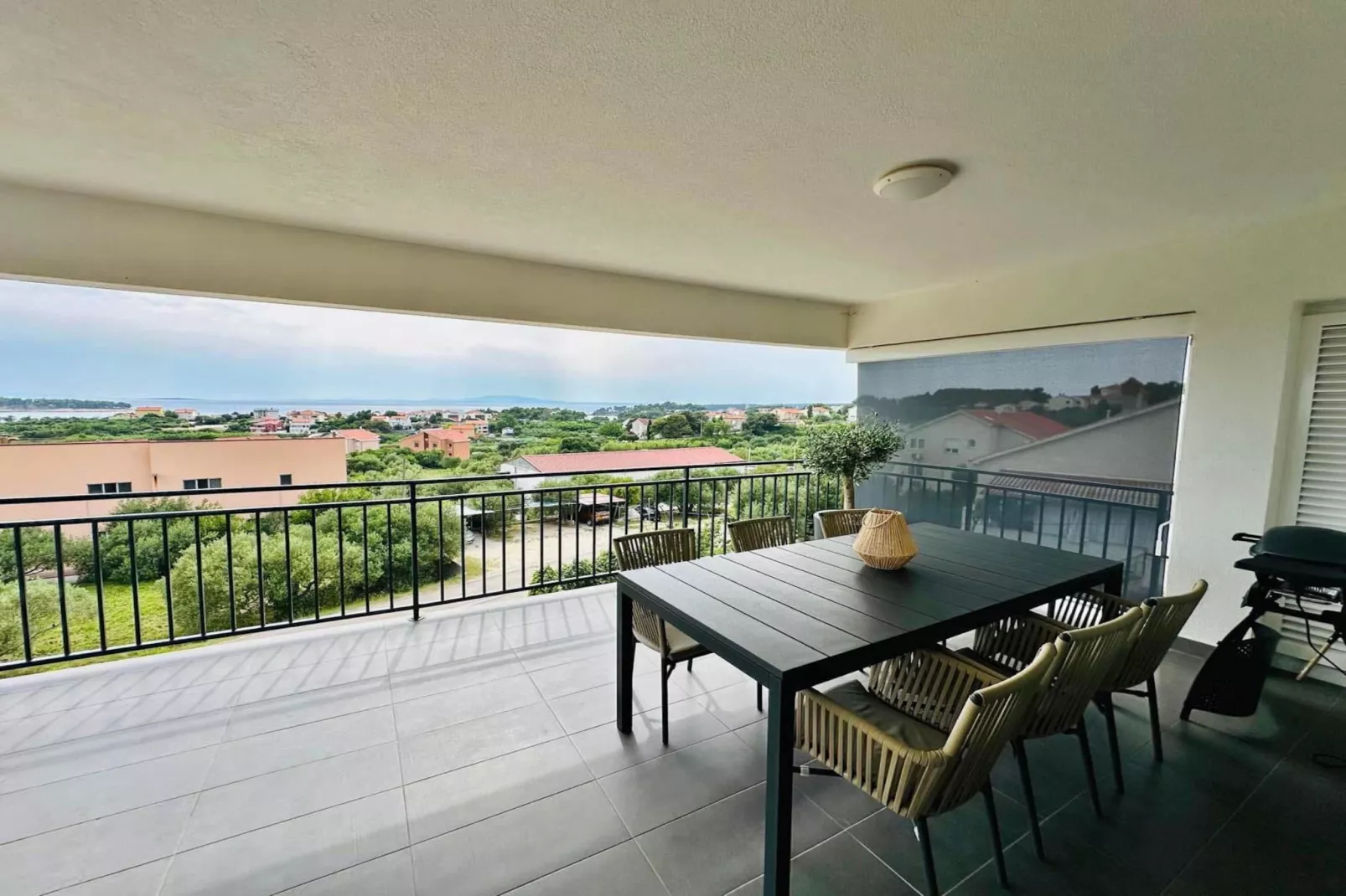 Max - Two Bedroom Apt with Balcony and Sea View
