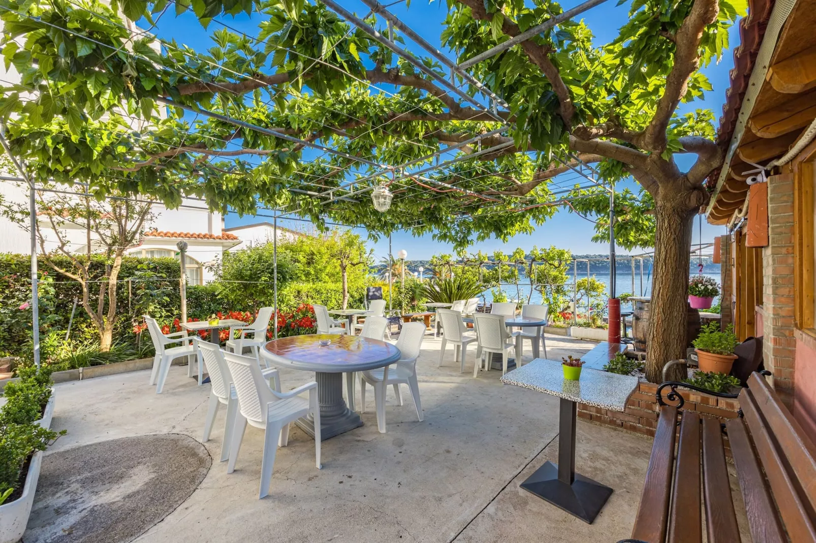 Apartments Jurica - Apt Petra with Sea View-Gardens summer