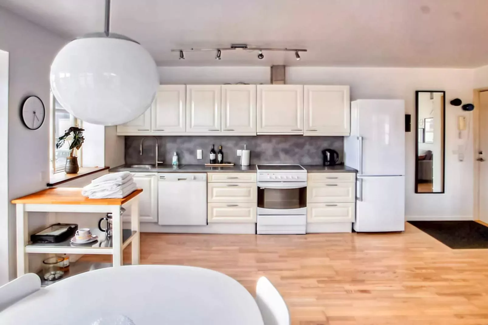 Zentrale Gemutliche Wohnung -- By Traum Ferienwohnungen-Innen