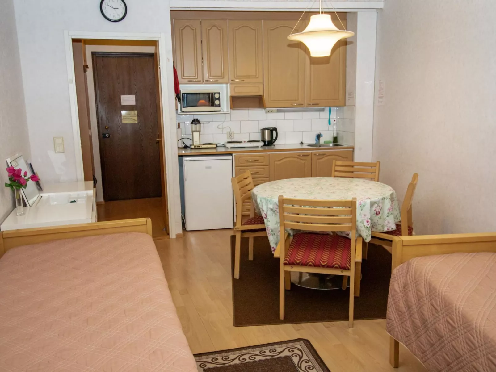 Kylpylä-hotelli, room 242-Inside