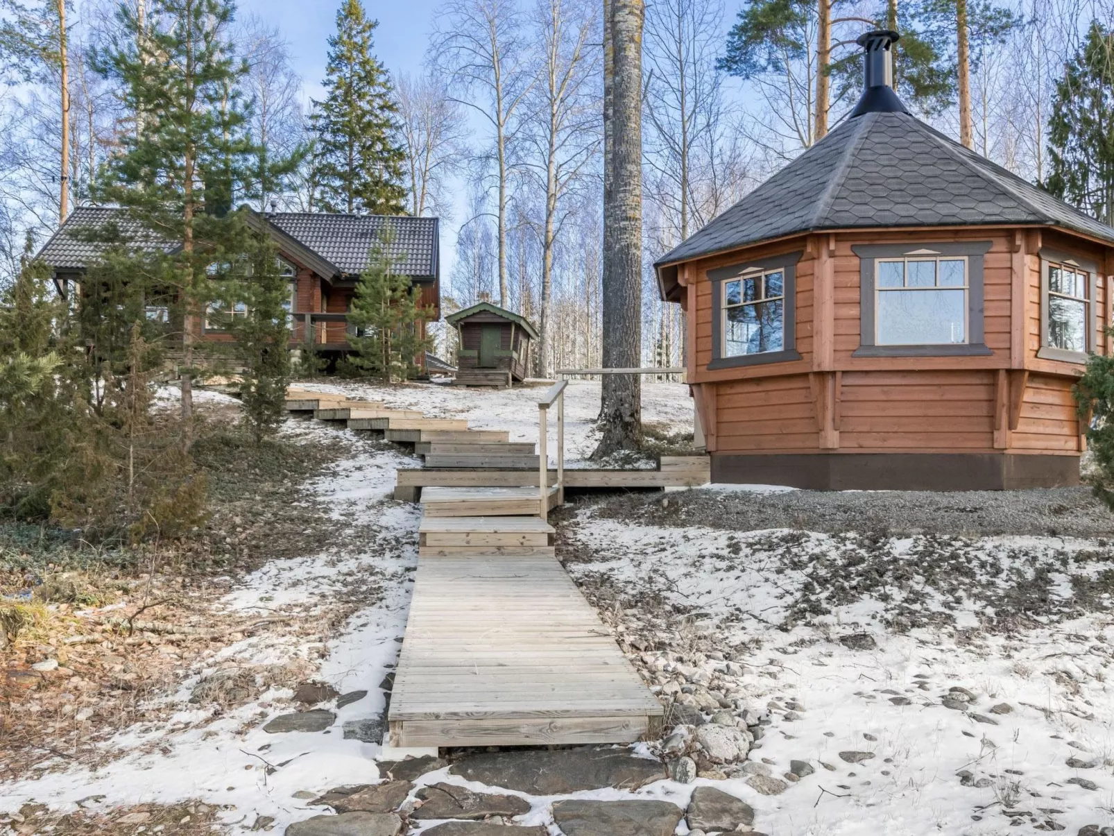 Puolen hehtaarin metsä-Outside