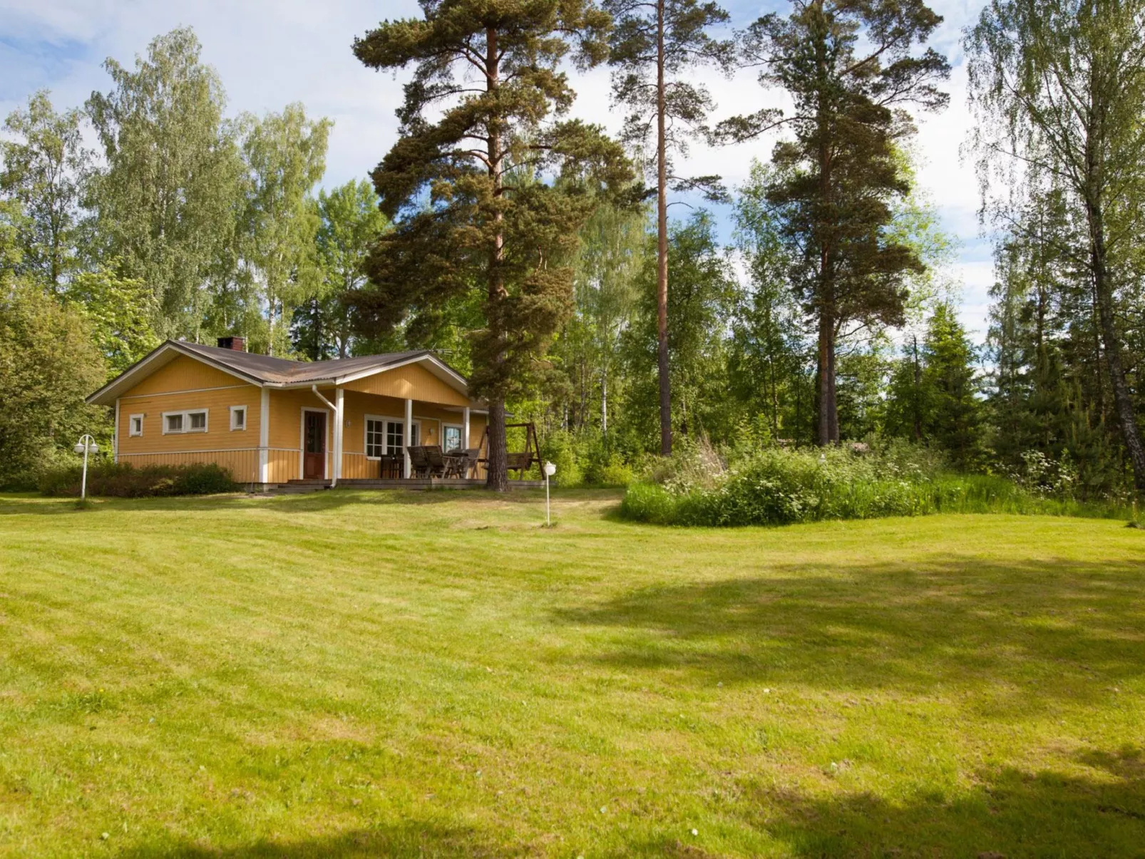 Keltalilja-Outside