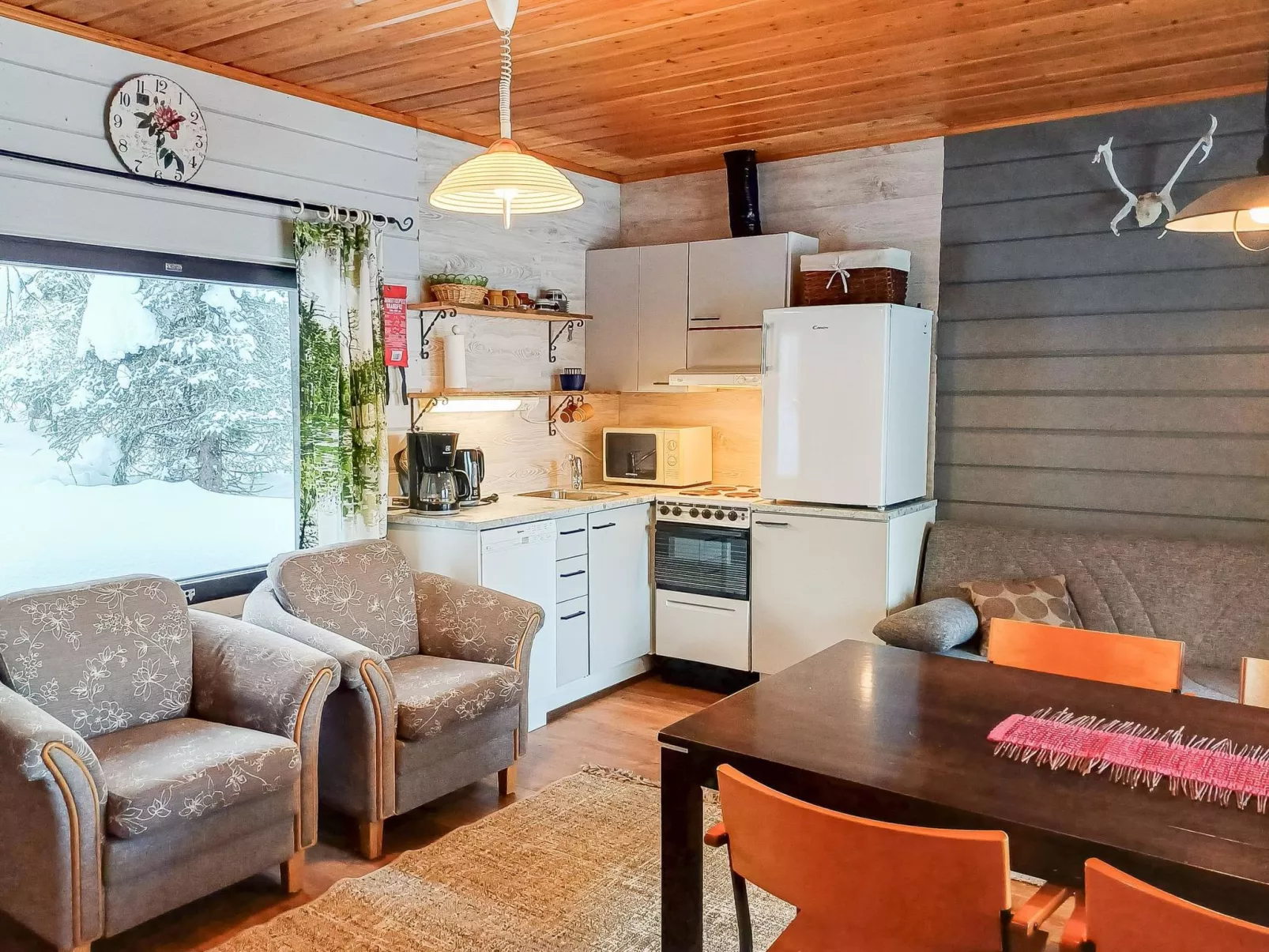 Mustalampi 4 kyyhkynen-Inside