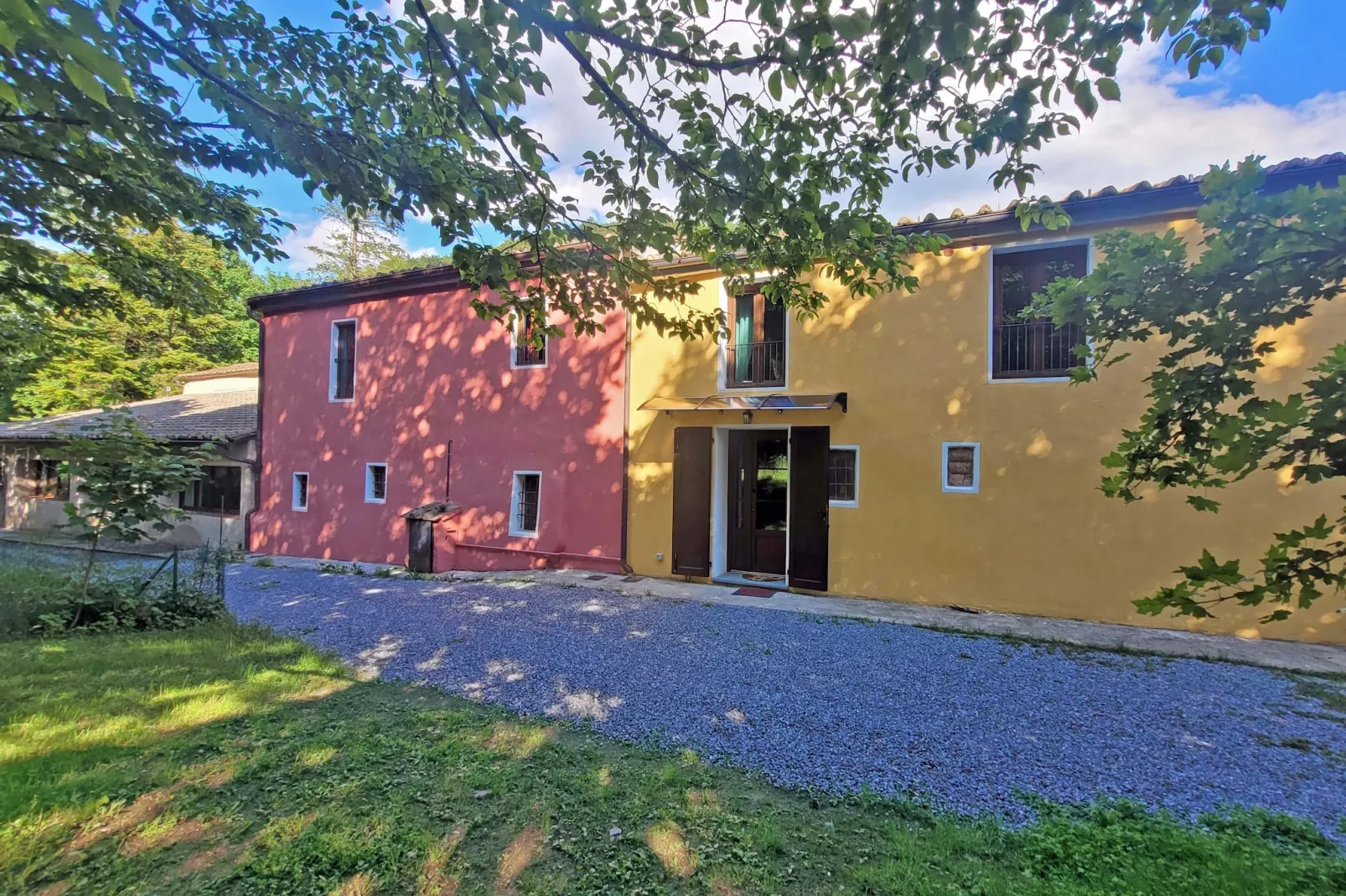 Insieme in Panche-Exterior summer