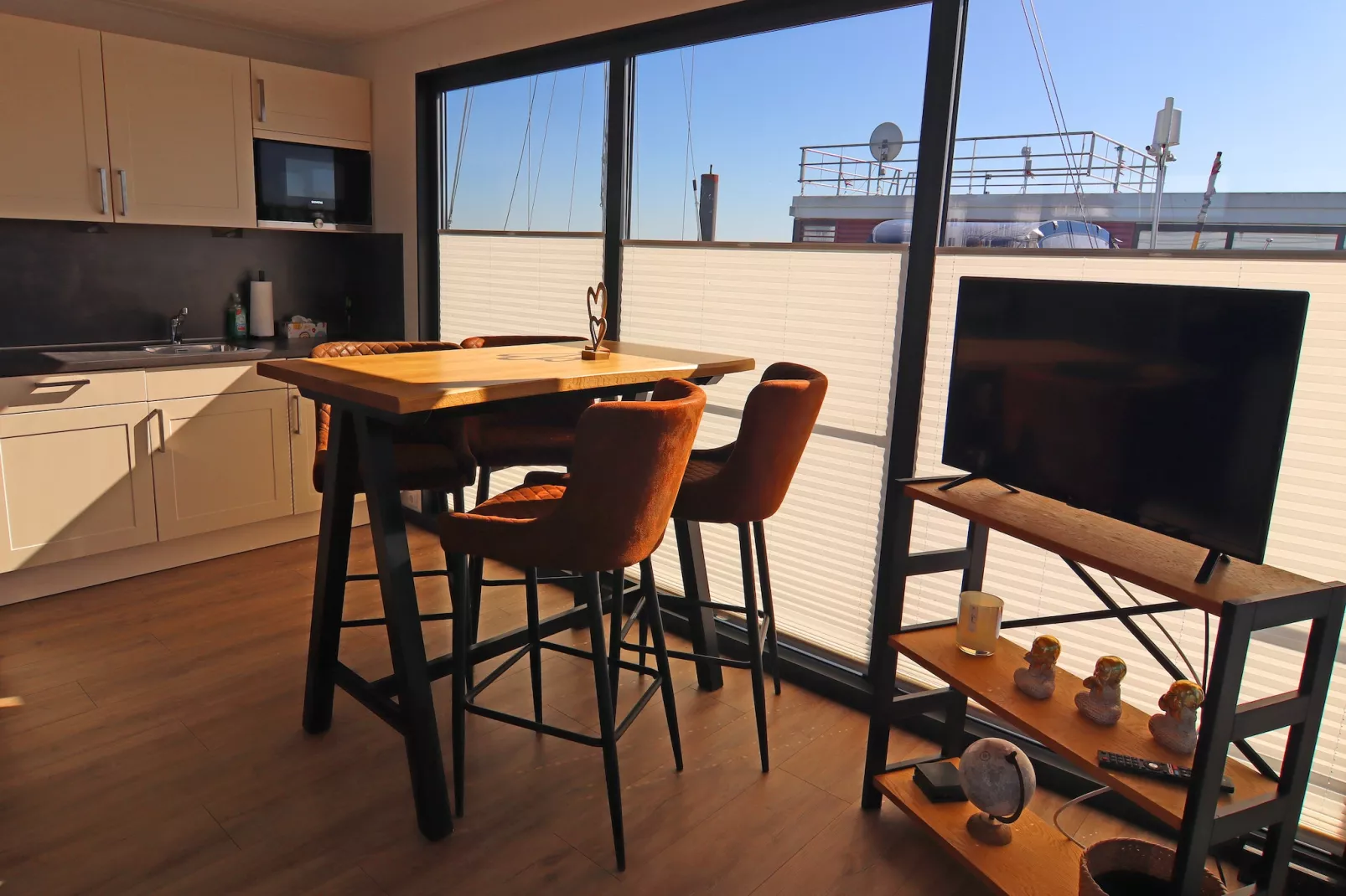 Hausboot Family & Friends mit Hund LP 10 / 1-2 Personen-Living room