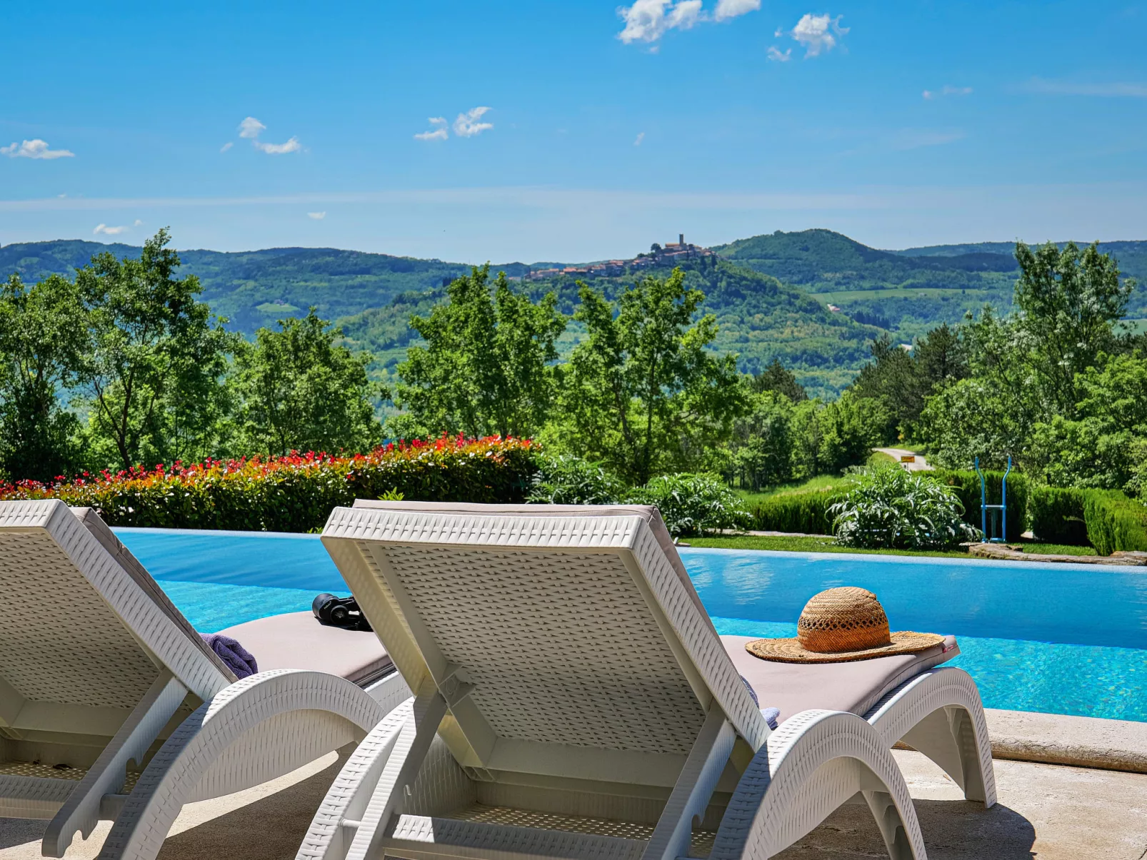 Villa Over the Hilltop-Draußen