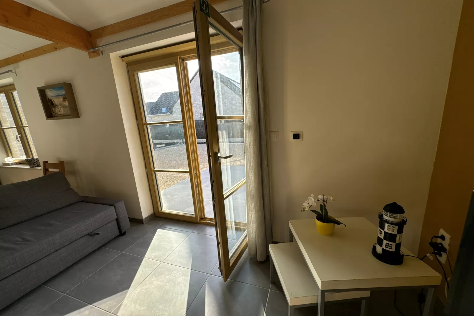 WH2 / 9-Living room