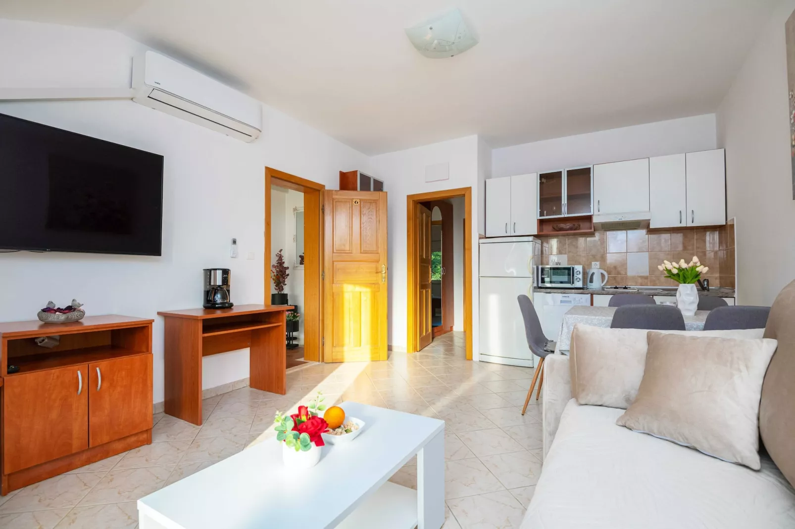 Apartments Azzurro- One Bedroom Apartment with Terrace and Hot Tub ( Azzurro II-gornji)-Salon