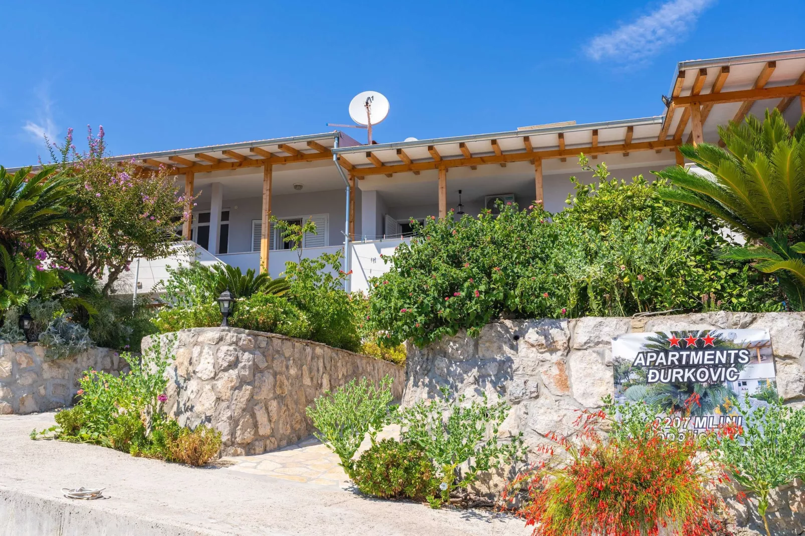 Apartments Djurkovic - Two-Bedroom Apartment with Shared Terrace and Sea View-Outdoor