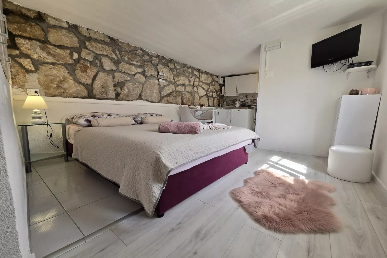 Indy's Beach Apartments- Studio Apartment with Patio and Sea View-Bedroom