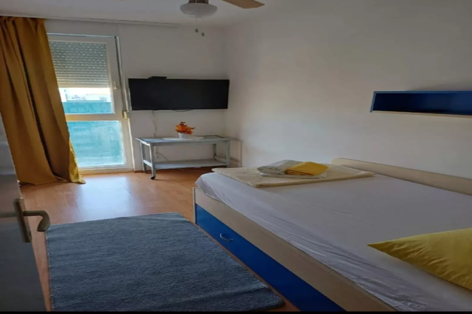 Apartment Alba - Three Bedroom Apartment with Loggia-Chambre