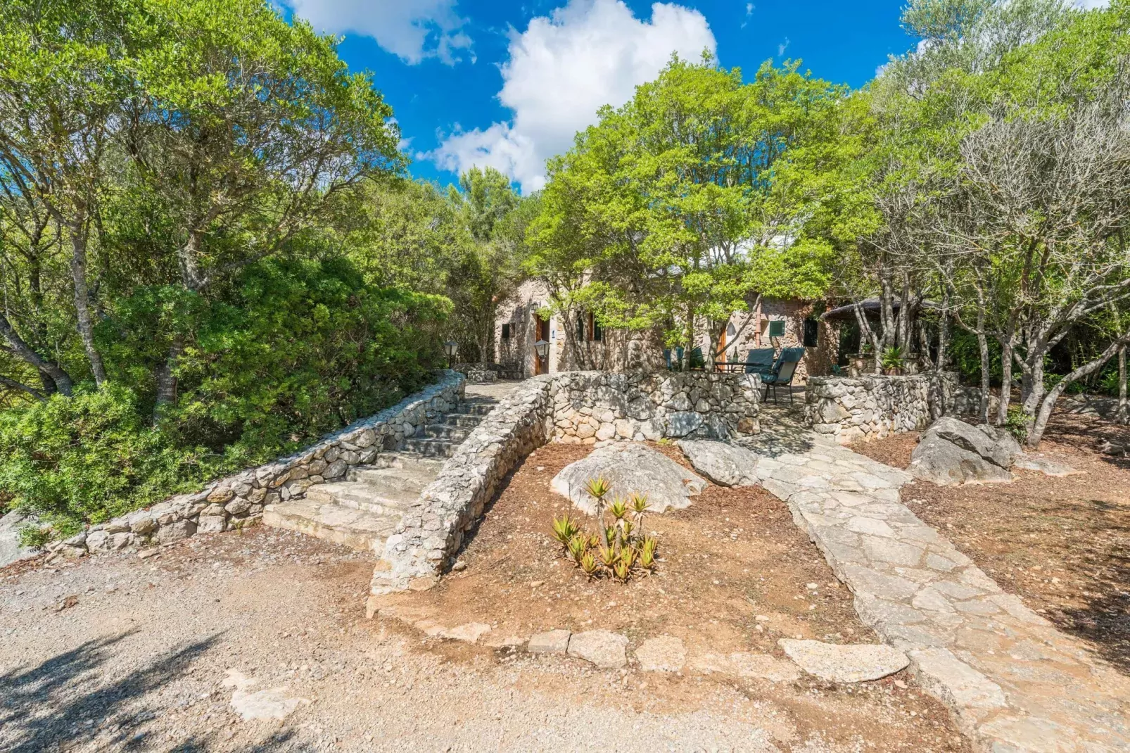 Casa De Piedra - Exterior in summer