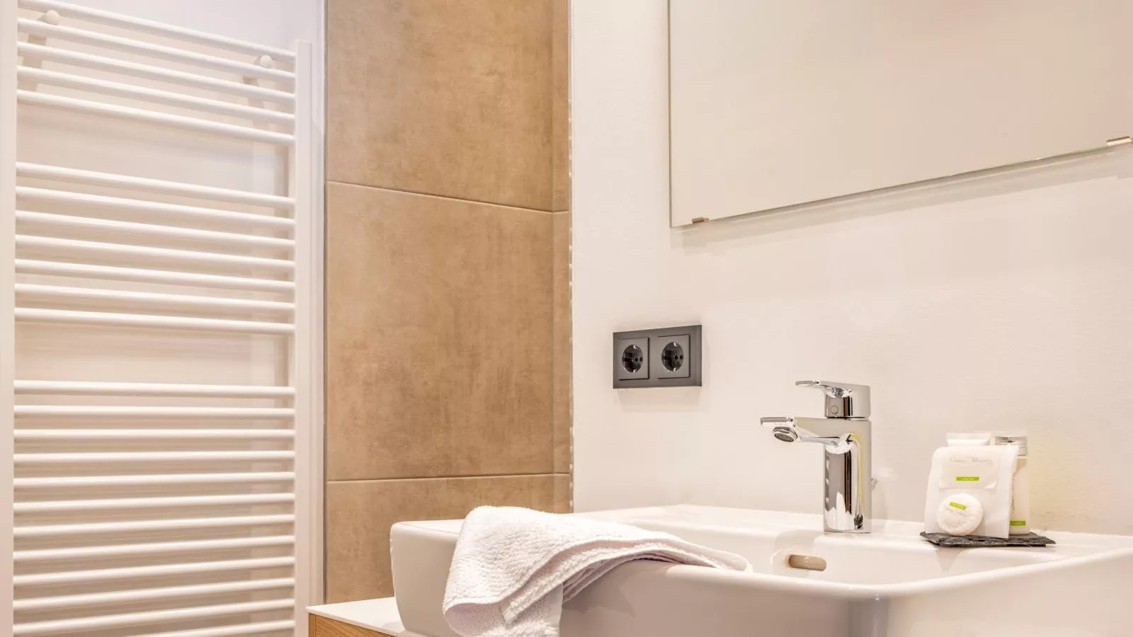 Deluxe Zirberl Top 1-Bathroom