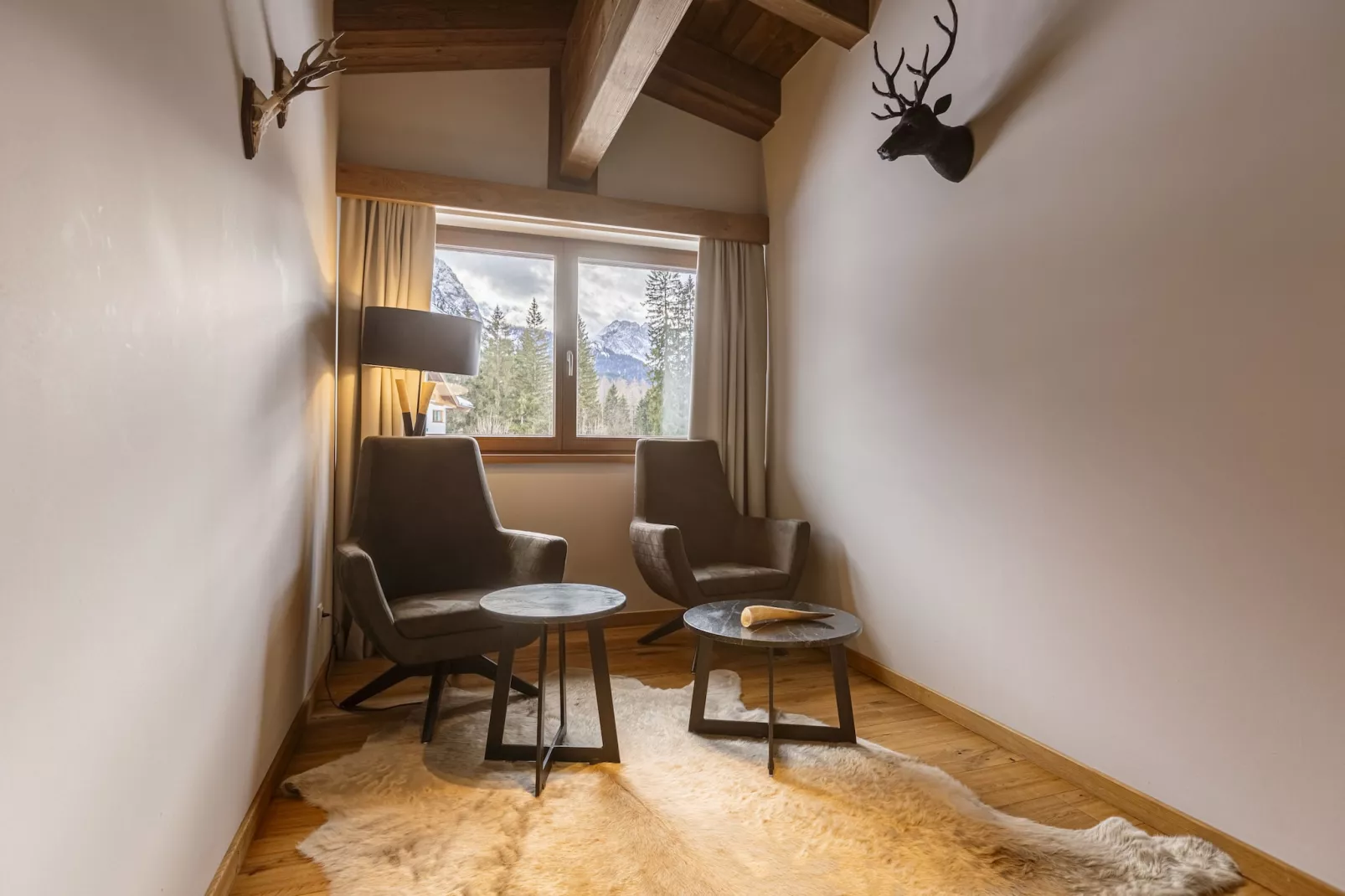 Bergresort Zugspitze Ehrwald 08-Living room
