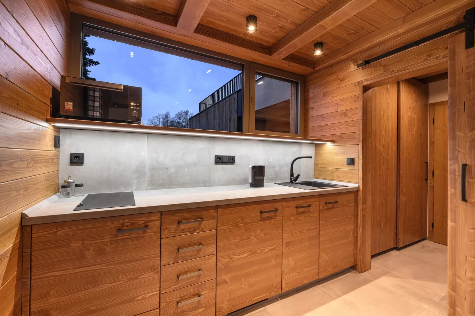 Cerny Dul KCML115-Kitchen