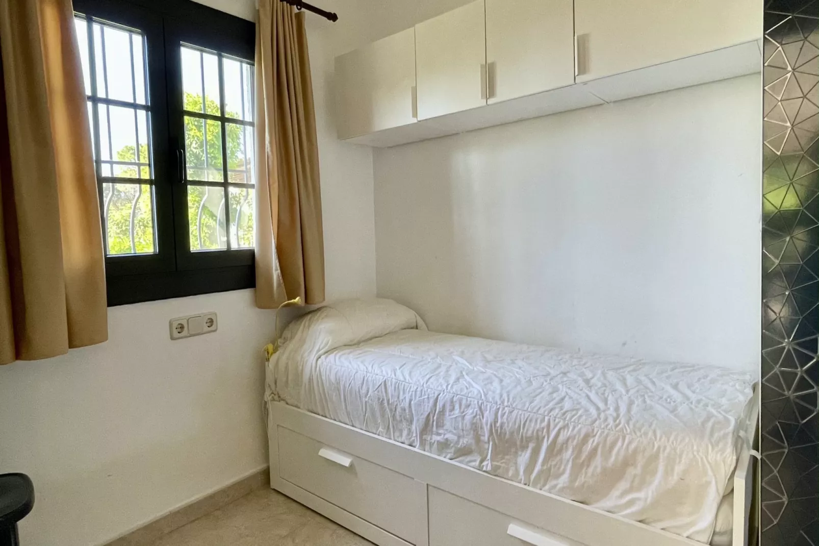 VOLENDAM 18-Bedroom