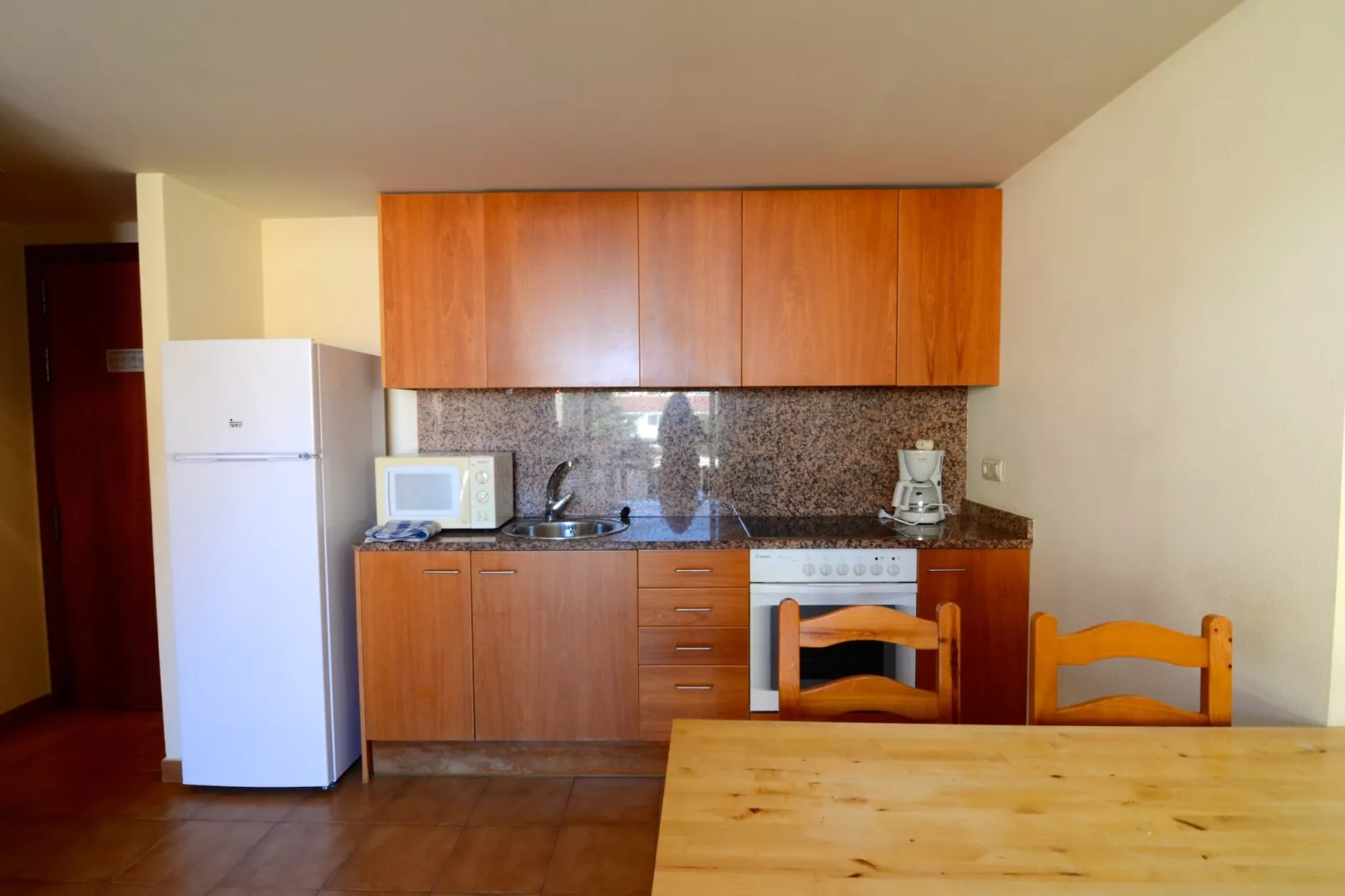 MIAMI II 101-Kitchen