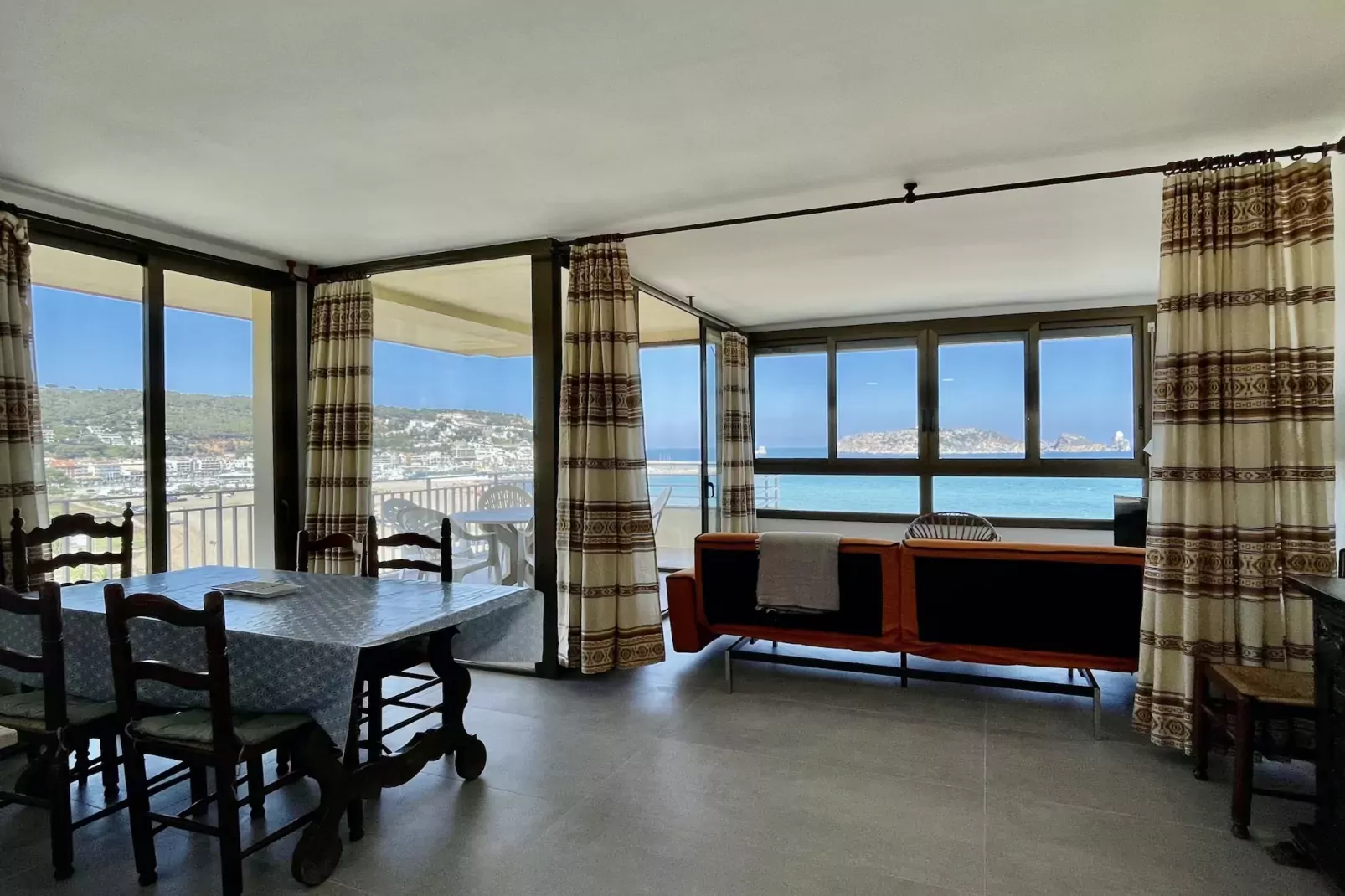 CAP CASTELL 8-A-Dining room