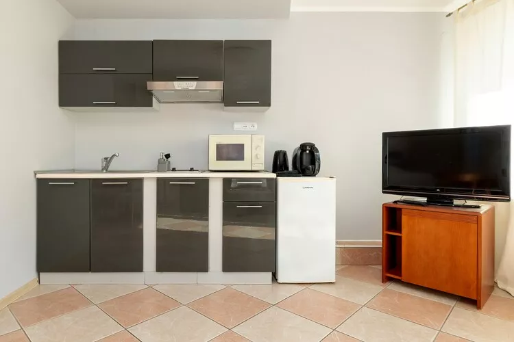 Studio wakacyjne nr 8 dla 4 osób ze śniadaniami Rewal-Cuisine