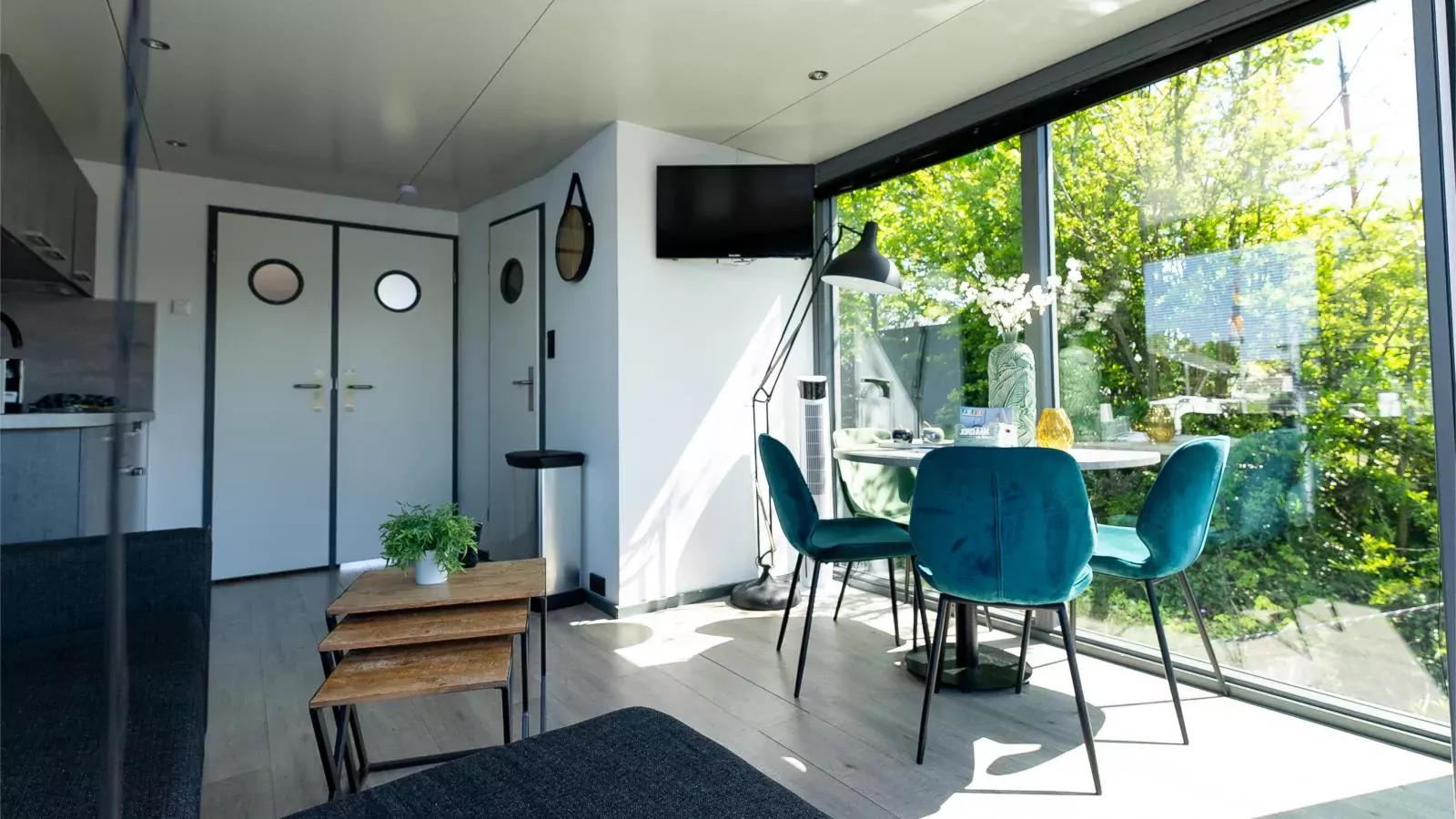 Floating in Heeg-Living room