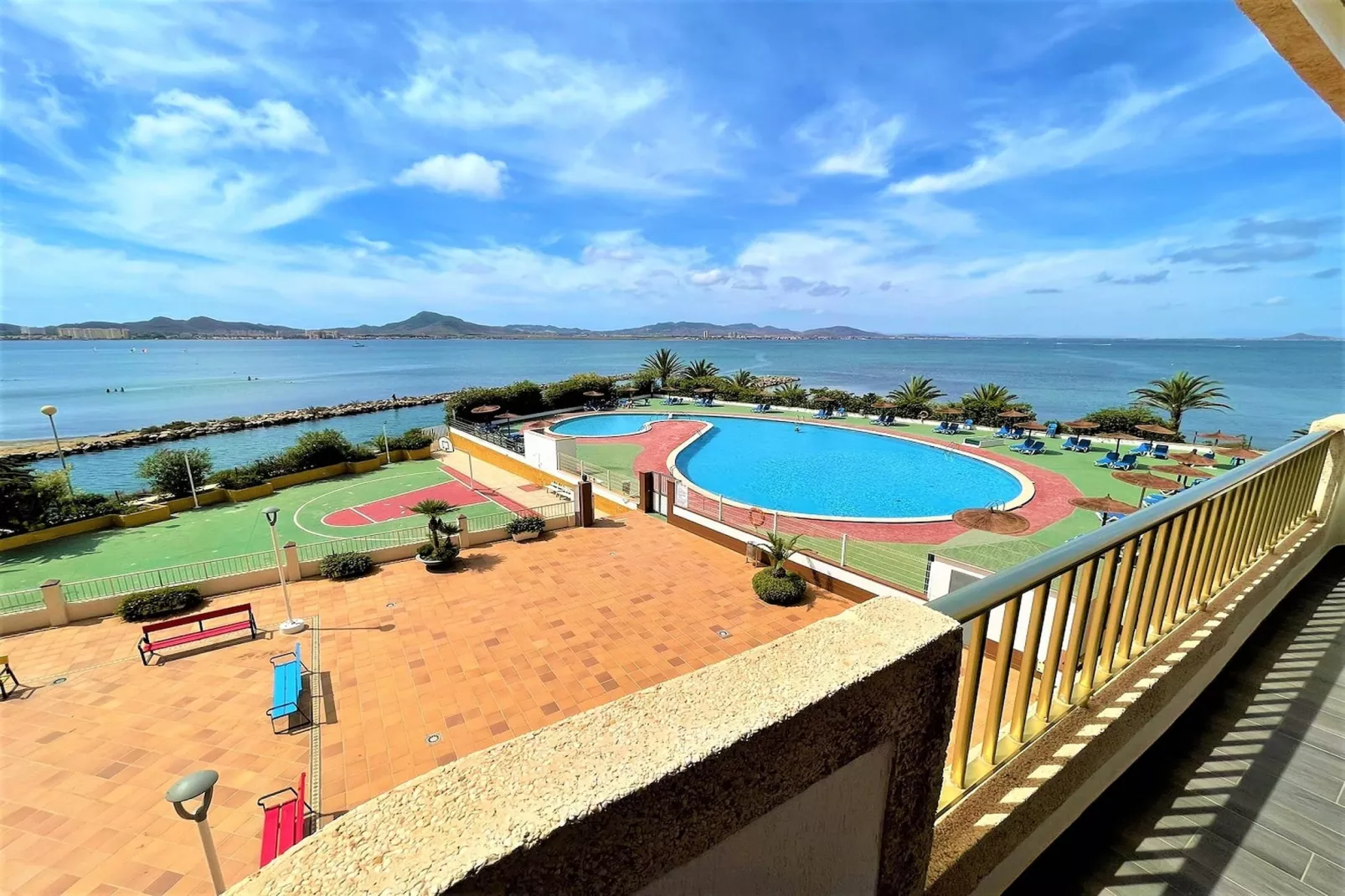 Apartamento con piscina frente al mar en La Manga del Mar Menor-Balcon-terrasse