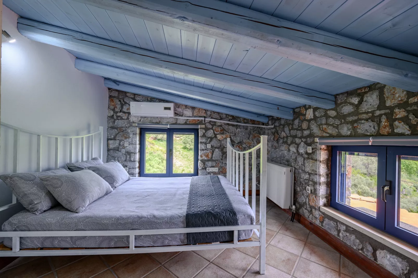 Rozare-Bedroom