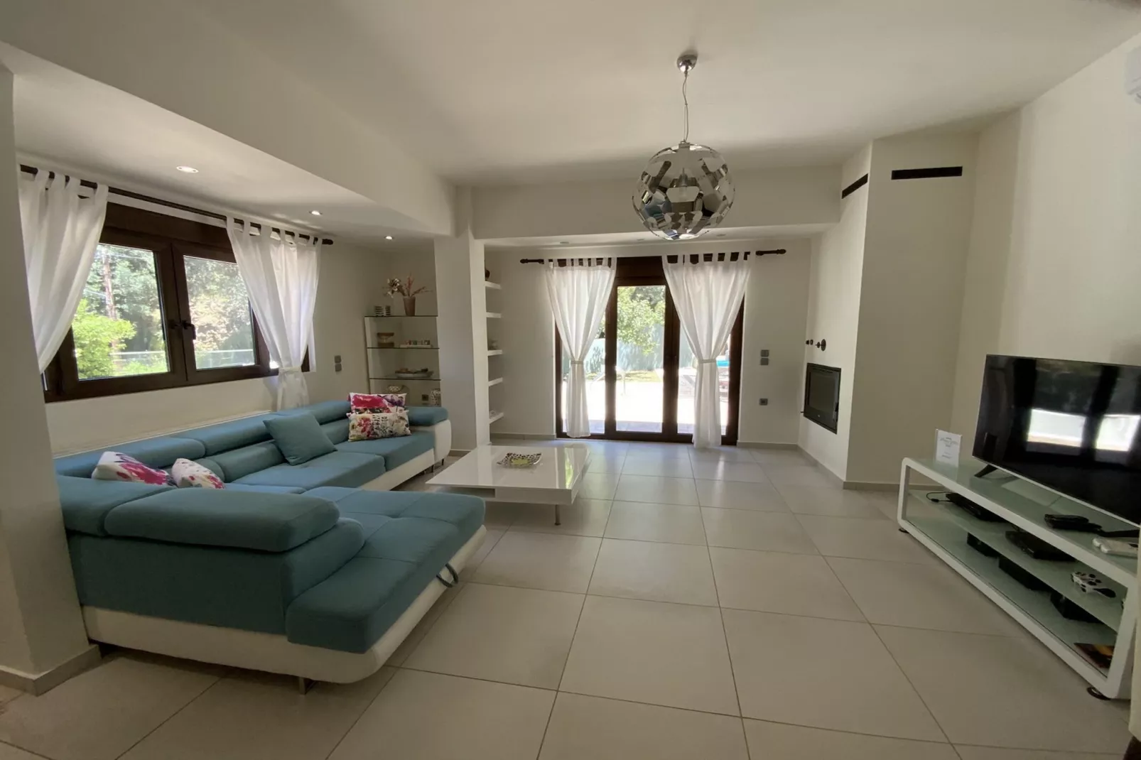 Pura Vida-Salon