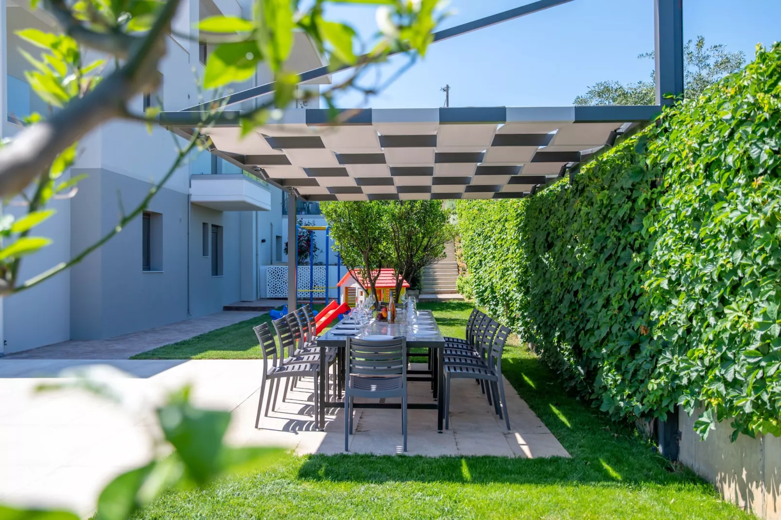 Destino 1-Gardens summer