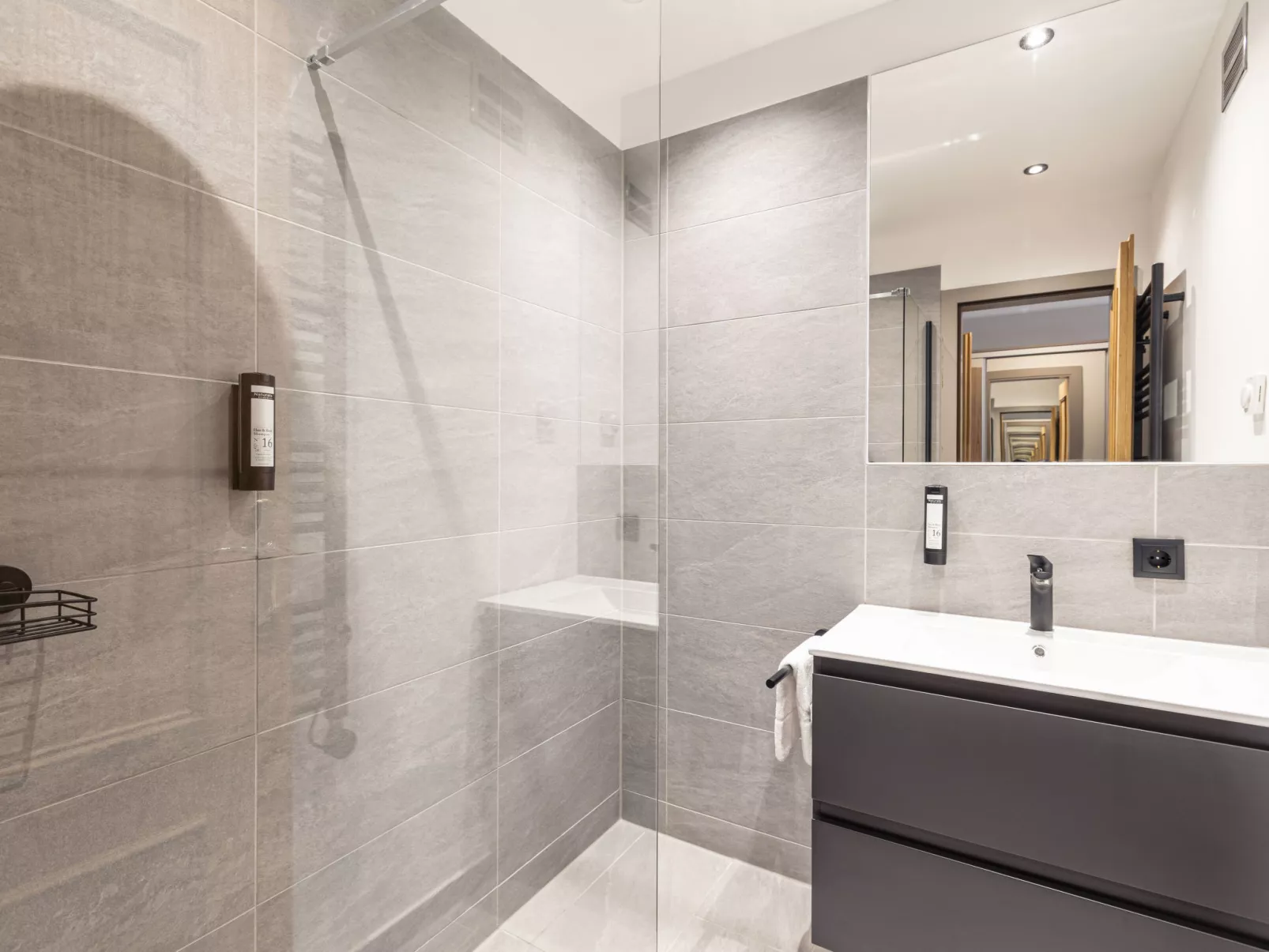 Suite mit 1 SZ & Wellnessbereich-Drinnen