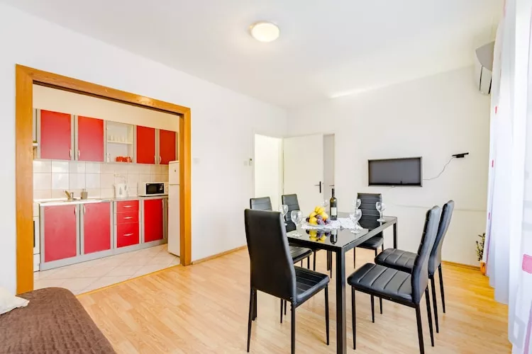 Apartment Marko (ST) - Three Bedroom Apartment with Balcony and Garden View-Dining room