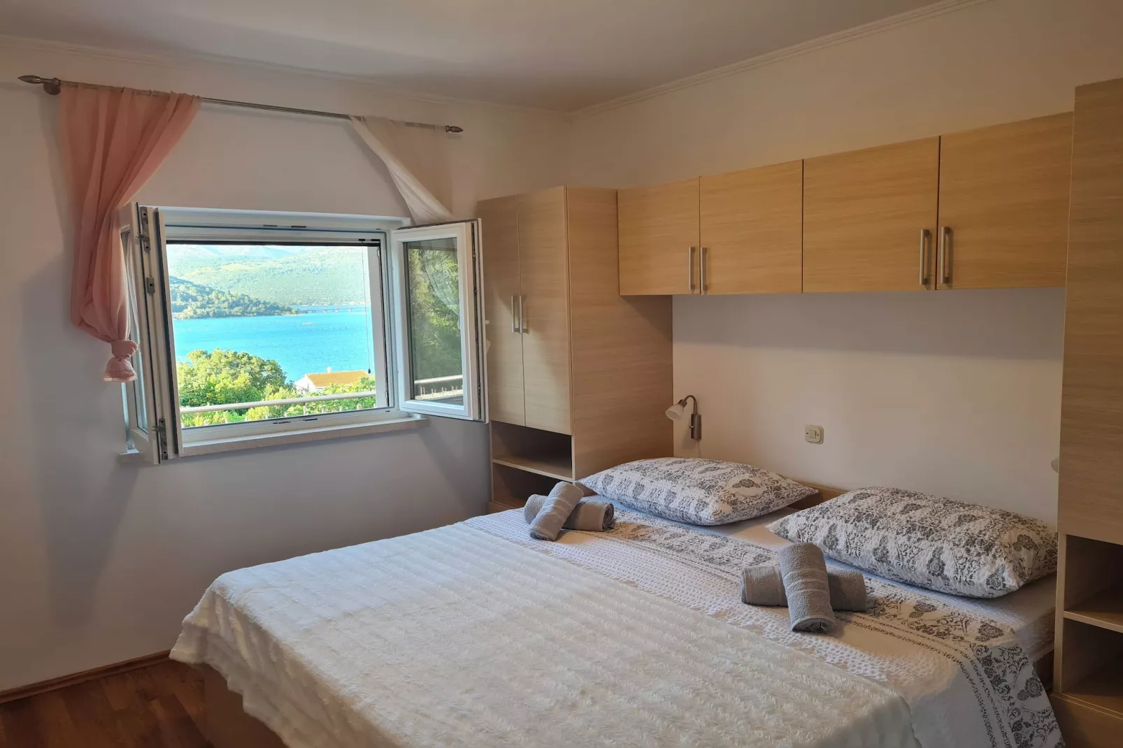 Apartments Memunić - Superior One Bedroom Apartment with Balcony and Sea View (ŽUTI)-Bedroom