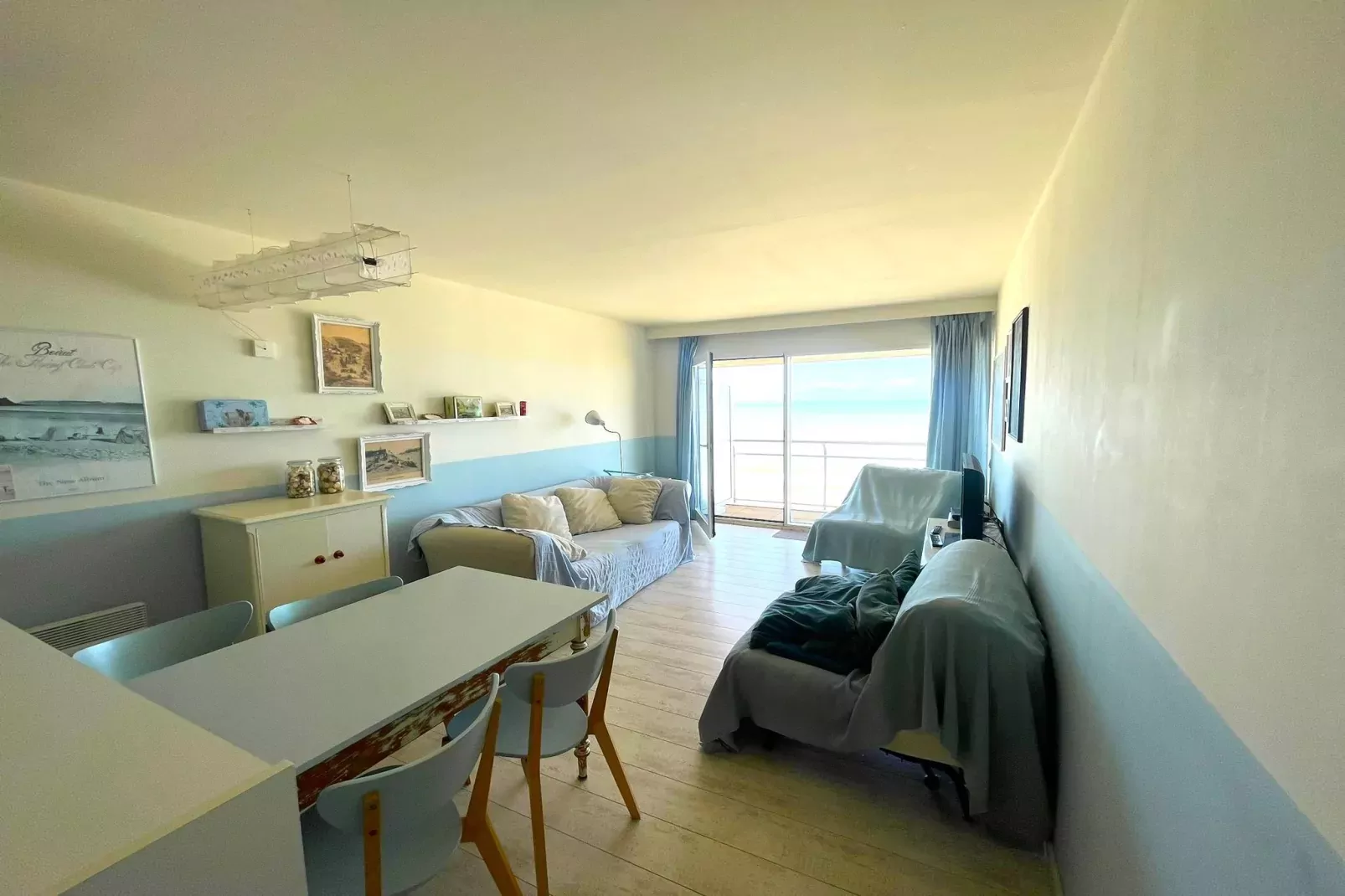 DARWIN2 0803/ D8-Living room