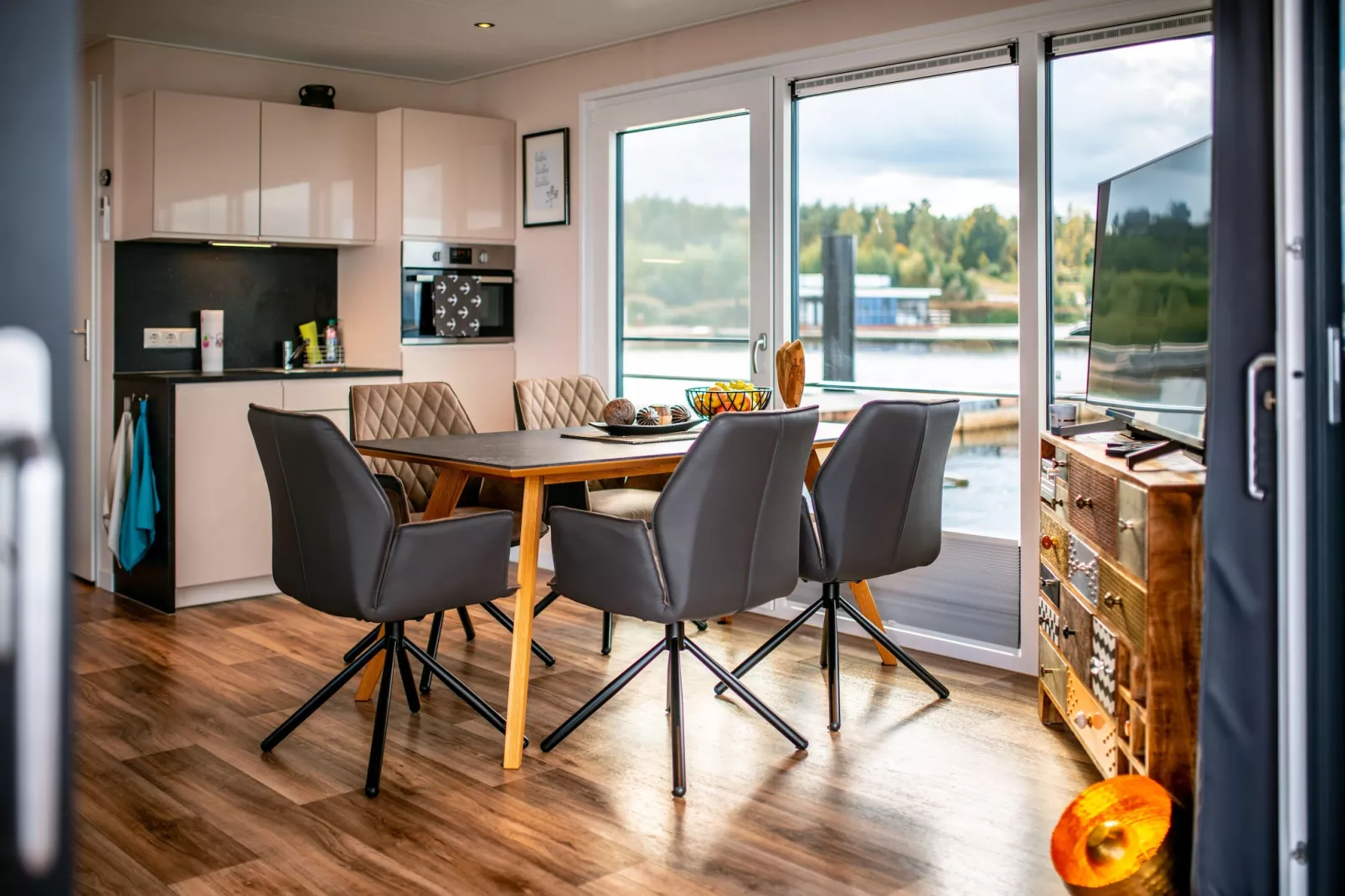 Hausboot am Bärwalder See-Wohnzimmer