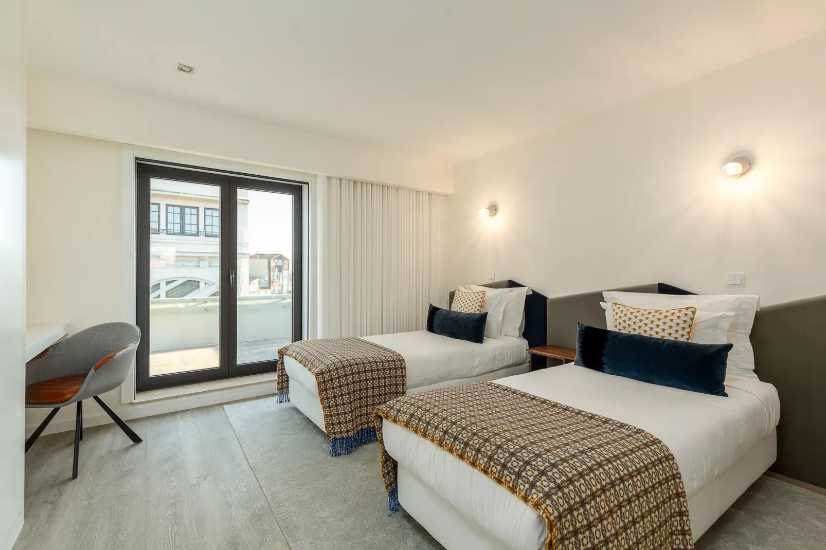 YOUROPO - Central-Bedroom