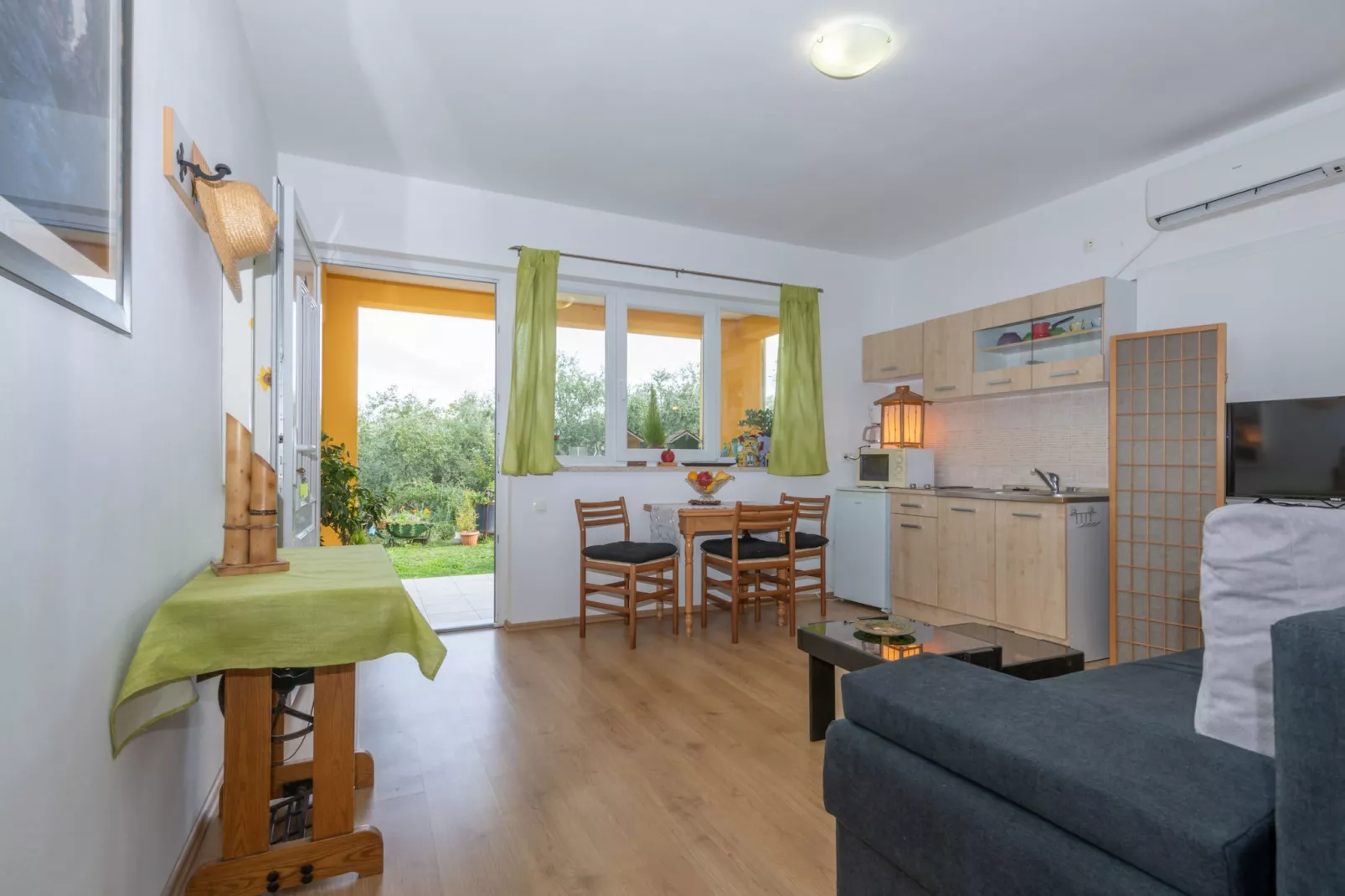 Apartments Indira - Tara - One Bedroom Apartment-Salon