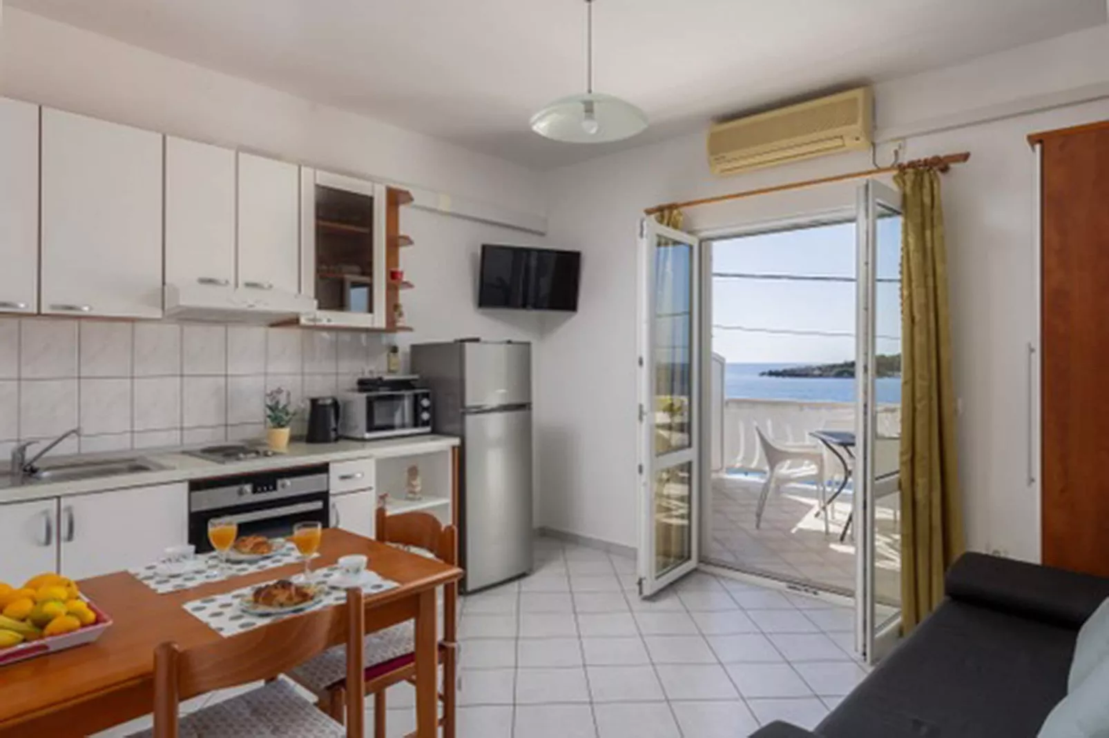 House Rašica - One Bedroom Apartment with Terrace and Sea view (3)-Dining room
