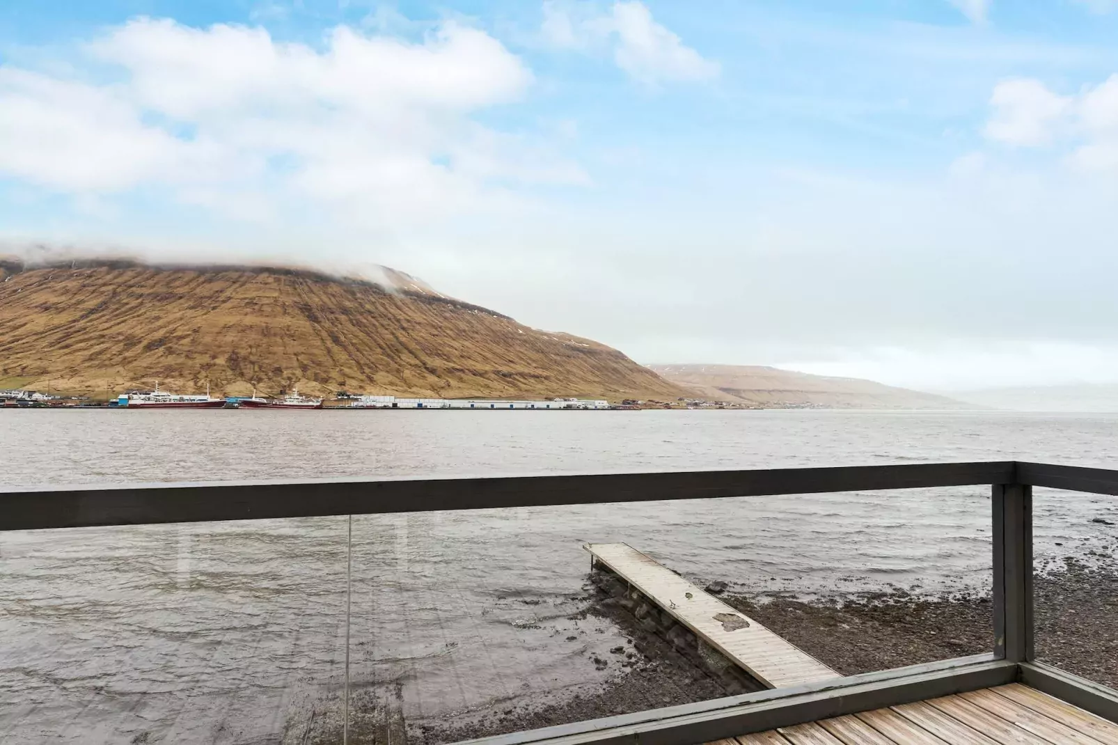 Luxury Waterside Retreat - By Traum Ferienwohnungen-Water view