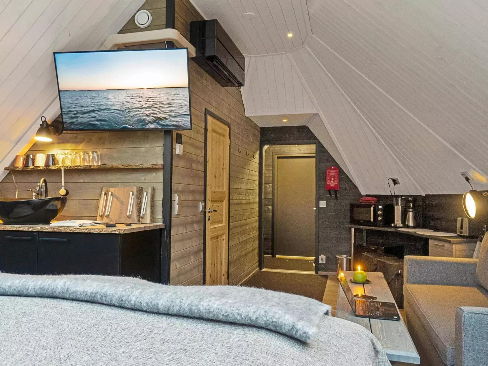 Samruam b aurora cabin-Inside