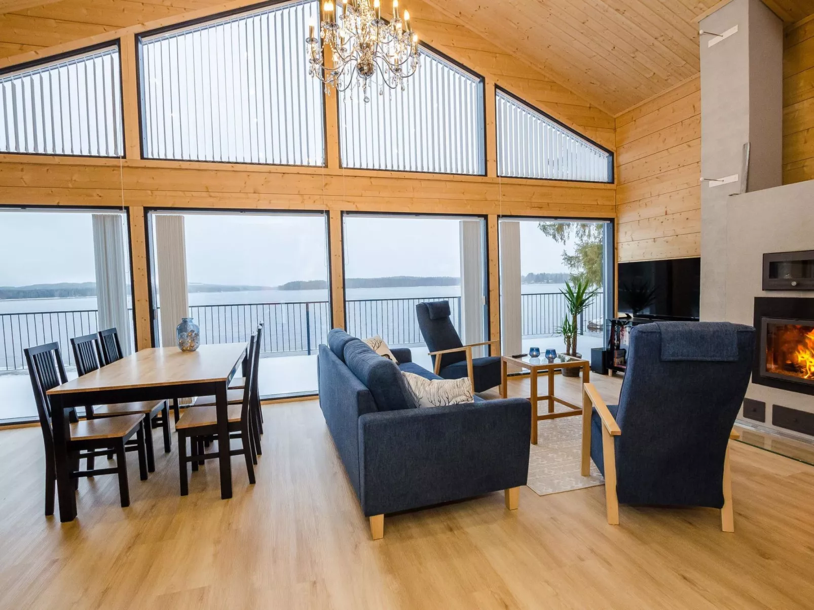 Lakeside villa-Inside