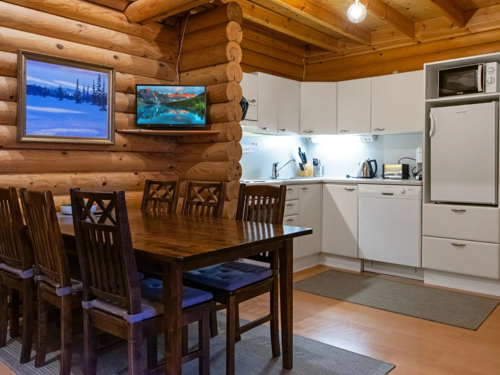 Kilpolan orvokki, pauliina ja karoliina-Inside