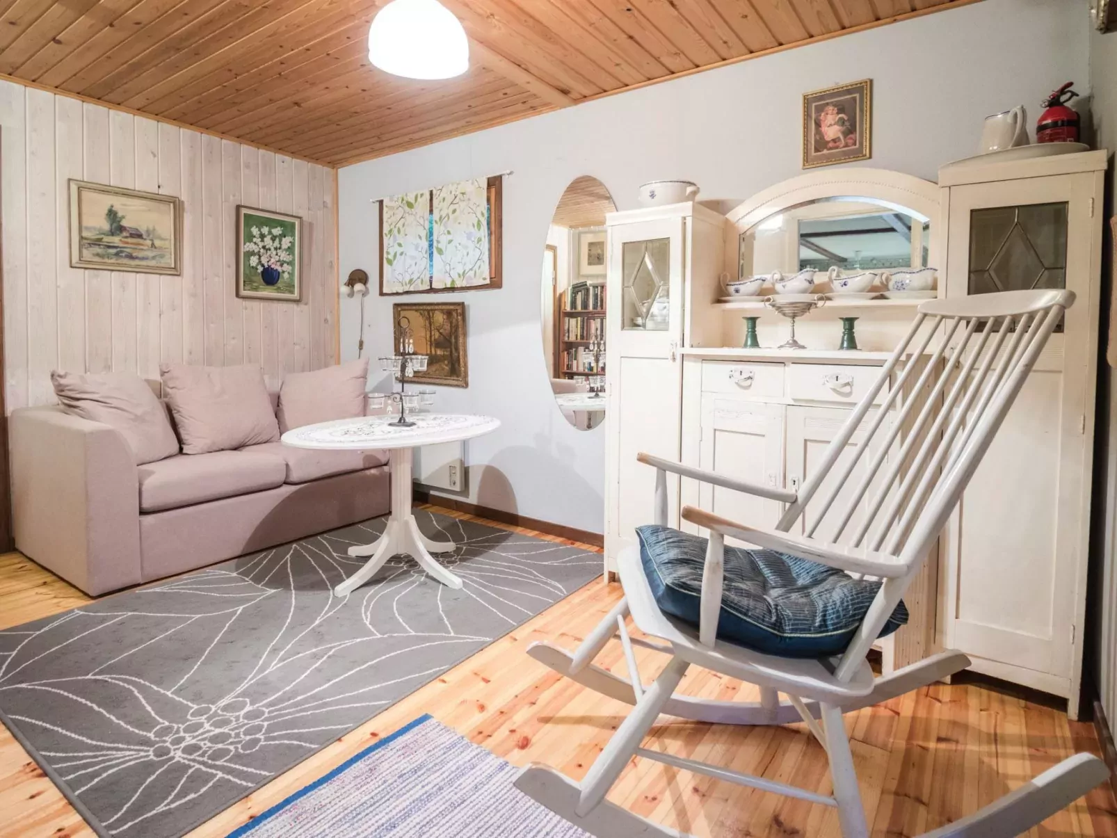 Puutarhurin mökki-Inside